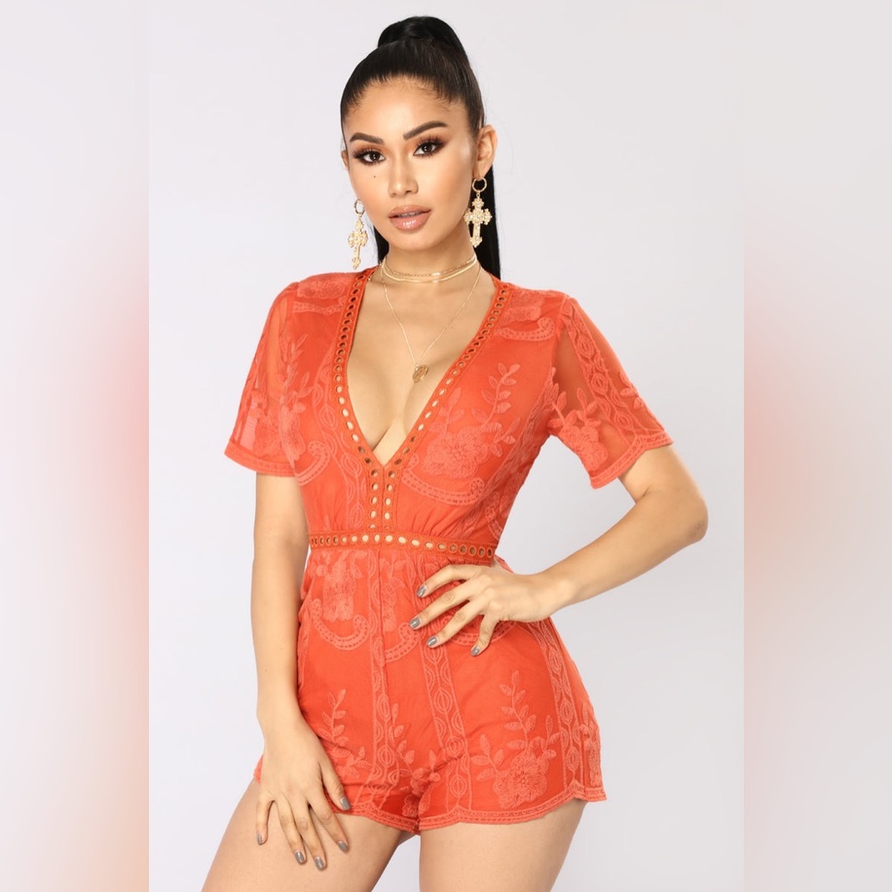 Fashion Nova Set My Eyes On You Lace Romper in Rust NWOT Size Large